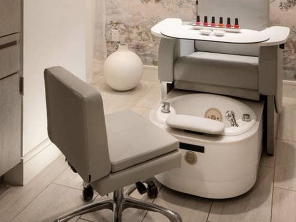 Enhancing Comfort and Efficiency: Nail Salon Technician Stools and Chairs