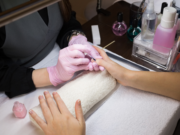 Creating a Luxurious Client Experience with the Right Nail Manicure Table